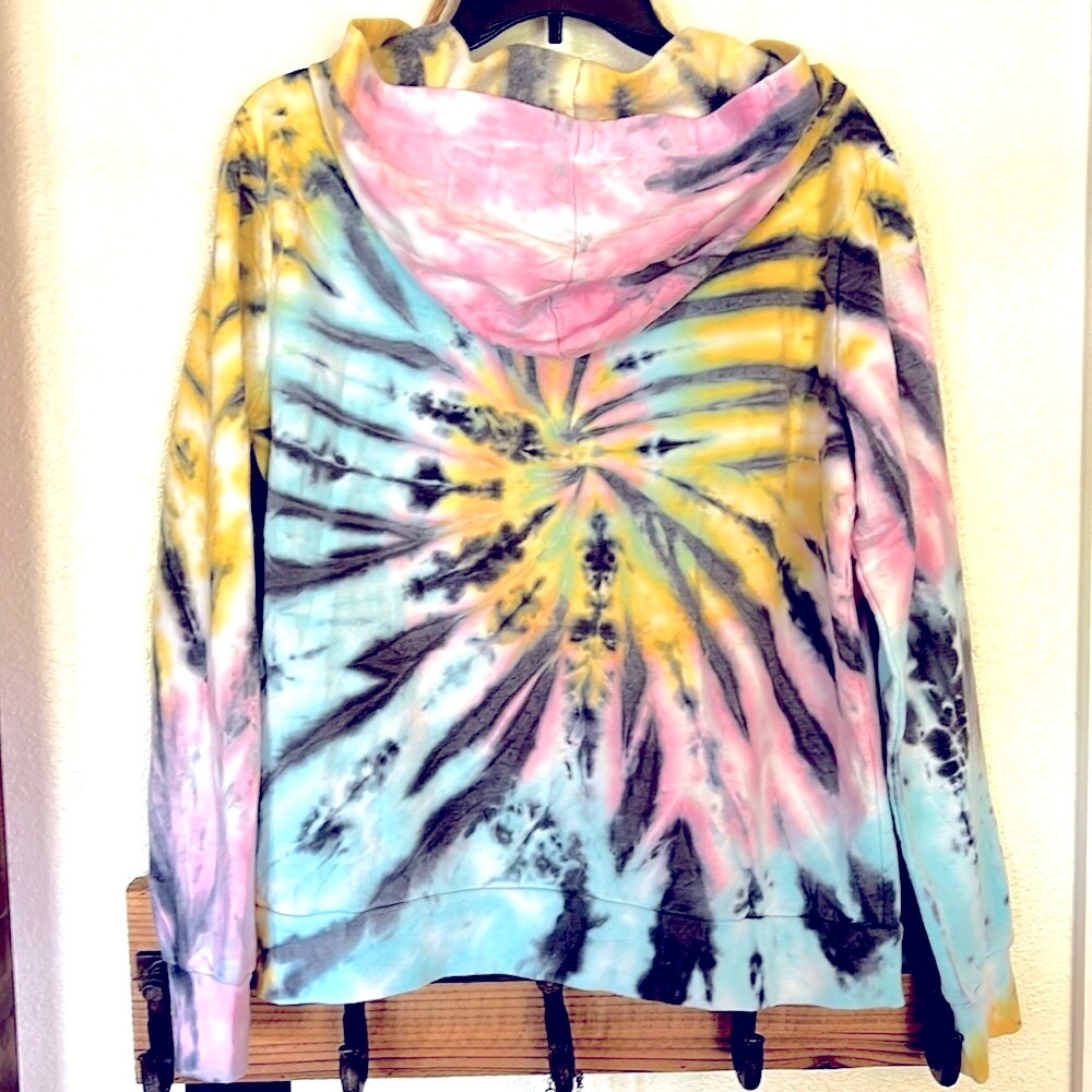No Boundaries Tie Died Sweatshirt Size XL